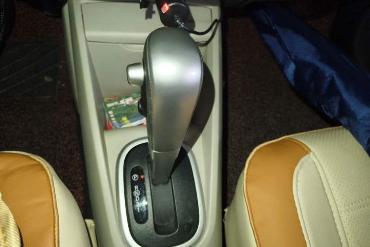 Used Venucia R50 2015 1.6L Automatic Fashion Edition Gear Lever