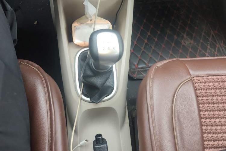 Used Venucia R50 2015 1.6L Manual Fashion Edition Gear Lever