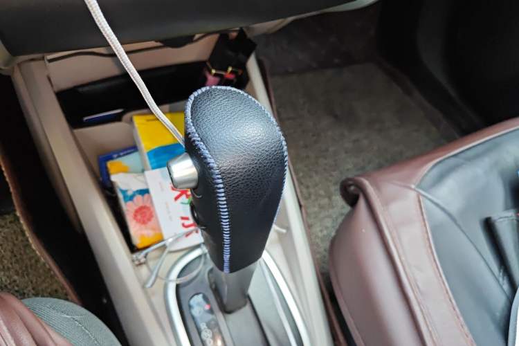 Used Venucia R50 2015 1.6L Automatic Fashion Edition Gear Lever