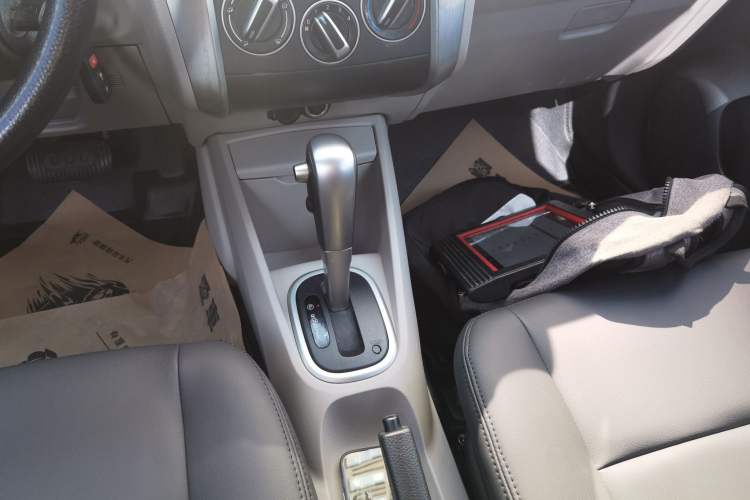 Used Venucia R50 2015 1.6L Automatic Fashion Edition Gear Lever
