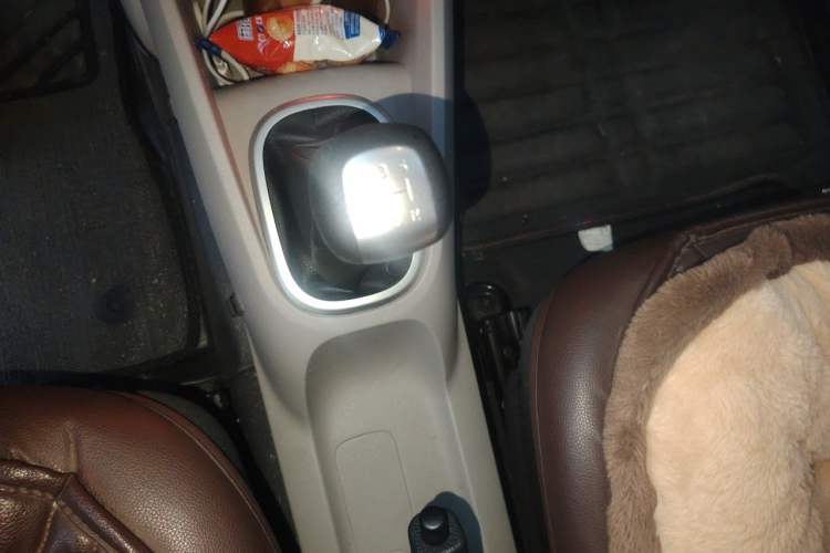 Used Venucia R50 2015 1.6L Manual Fashion Edition Gear Lever