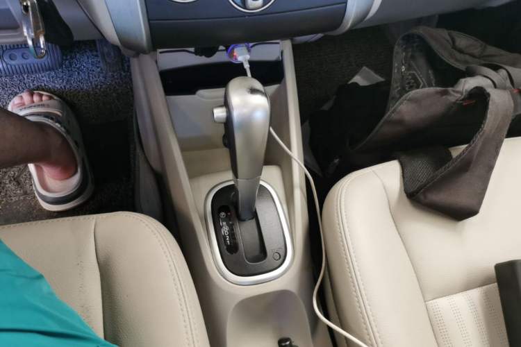 Used Venucia R50 2015 1.6L Automatic Luxury Edition Gear Lever