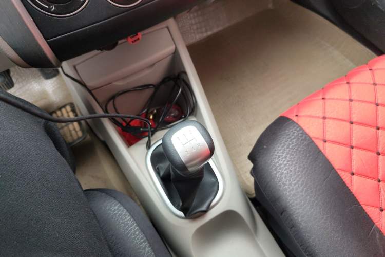 Used Venucia R50 2015 1.6L Manual Fashion Edition Gear Lever