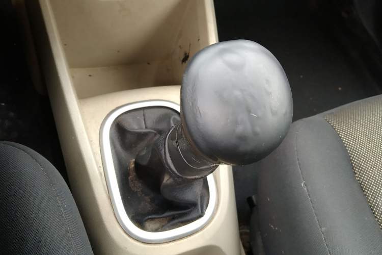 Used Venucia R50 2015 1.6L Manual Fashion Edition Gear Lever