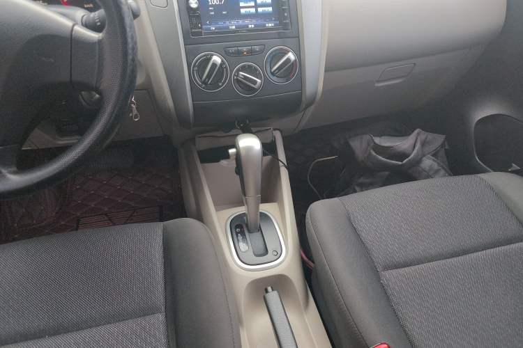 Used Venucia R50 2015 1.6L Automatic Fashion Edition Gear Lever