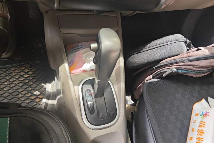 Used Venucia R50 2015 1.6L Automatic Fashion Edition Gear Lever