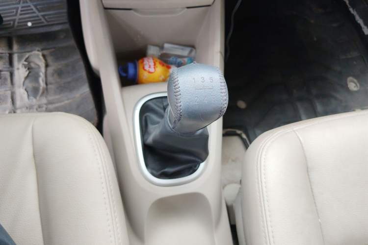 Used Venucia R50 2015 1.6L Manual Luxury Edition Gear Lever