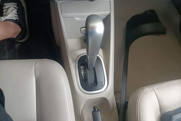 Used Venucia R50 2015 1.6L Automatic Luxury Edition Gear Lever