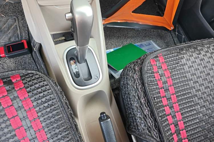 Used Venucia R50 2015 1.6L Automatic Fashion Edition Gear Lever