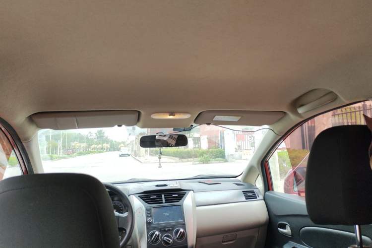 Used Venucia R50 2015 1.6L Automatic Fashion Edition Headliner
