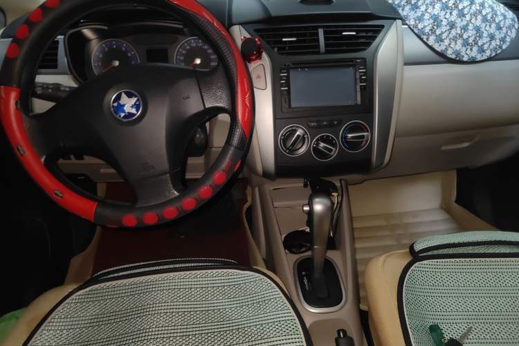 Used Venucia R50 2015 1.6L Automatic Fashion Edition Interior 2