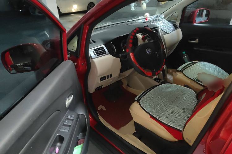 Used Venucia R50 2015 1.6L Automatic Fashion Edition Interior 3