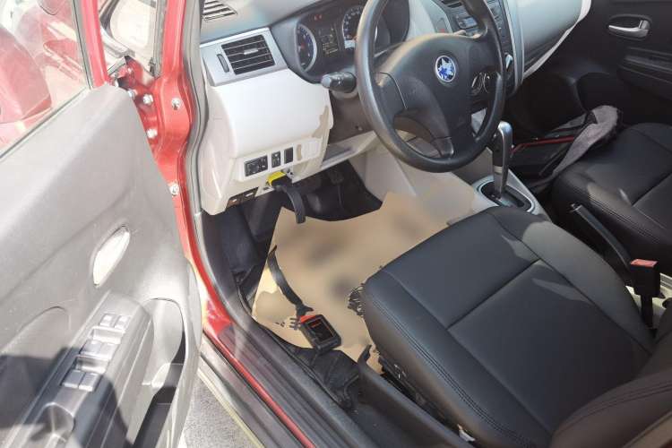 Used Venucia R50 2015 1.6L Automatic Fashion Edition Interior 3