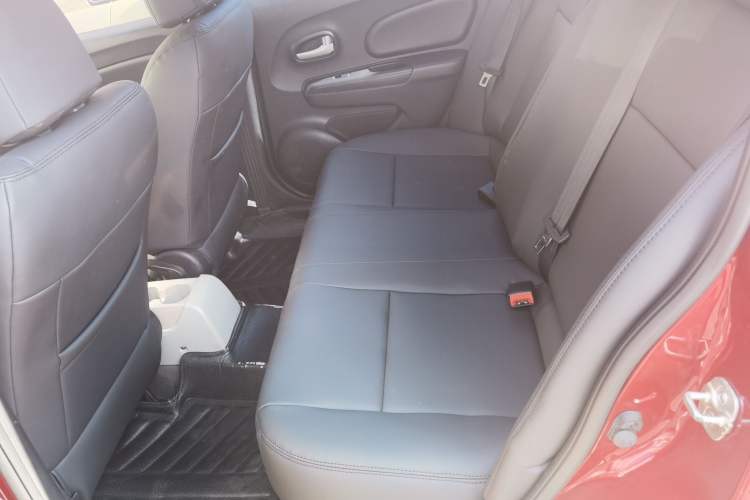 Used Venucia R50 2015 1.6L Automatic Fashion Edition Interior 4