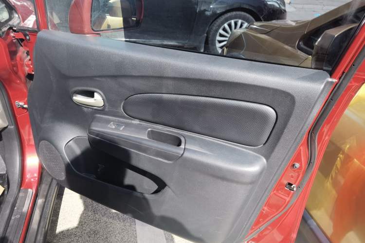 Used Venucia R50 2015 1.6L Automatic Fashion Edition Interior 5