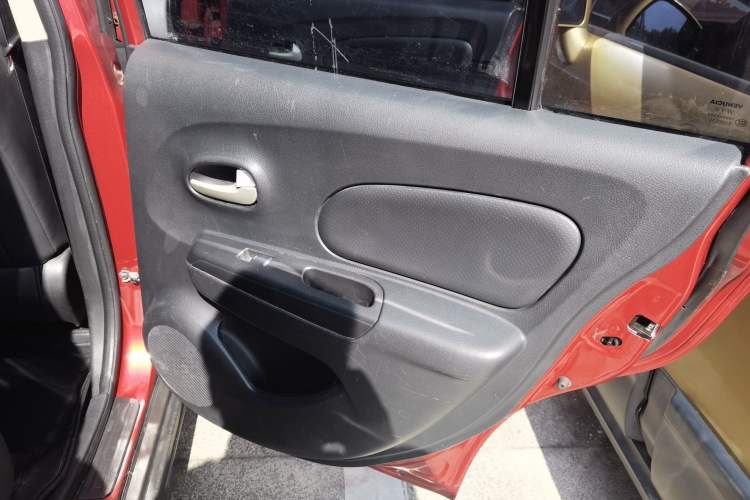 Used Venucia R50 2015 1.6L Automatic Fashion Edition Interior 6