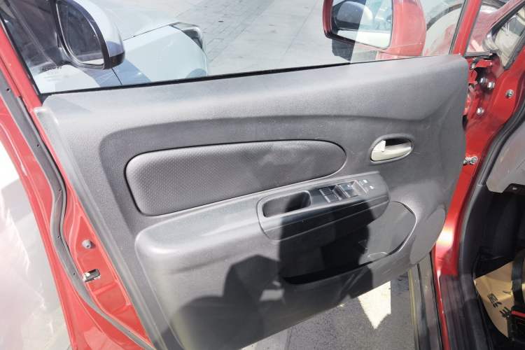 Used Venucia R50 2015 1.6L Automatic Fashion Edition Interior 7