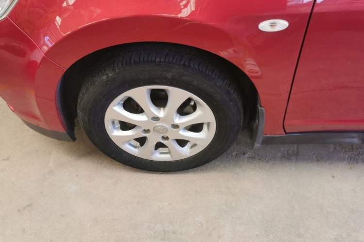 Used Venucia R50 2015 1.6L Automatic Luxury Edition Left Front Wheel Hub