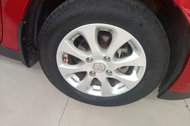 Used Venucia R50 2015 1.6L Automatic Luxury Edition Left Front Wheel Hub