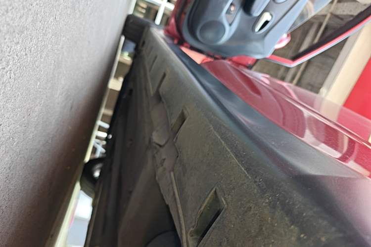Used Venucia R50 2015 1.6L Automatic Fashion Edition Left Side Sill