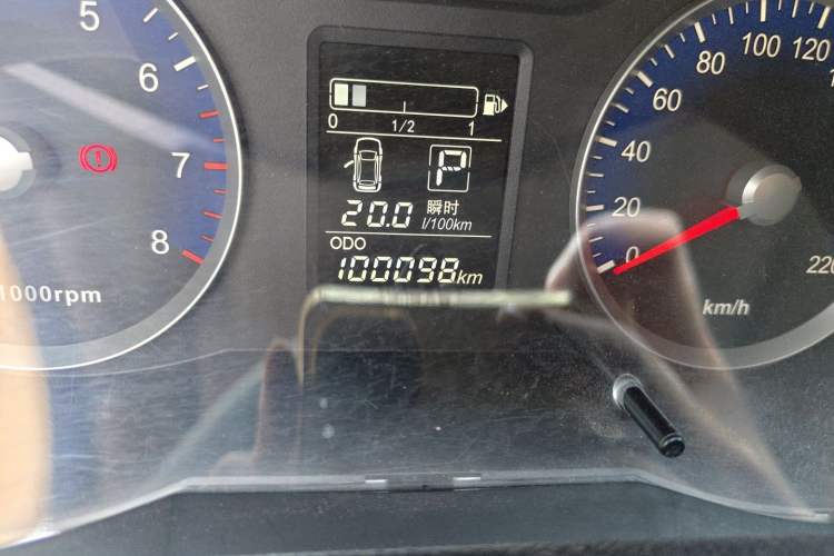 Used Venucia R50 2015 1.6L Automatic Luxury Edition Odometer Close Up
