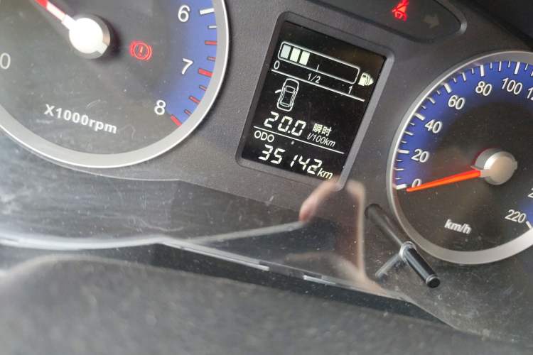 Used Venucia R50 2015 1.6L Manual Fashion Edition Odometer Close Up