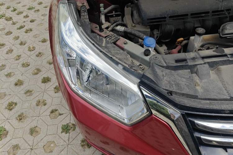 Used Venucia R50 2015 1.6L Automatic Luxury Edition Right Front Headlight