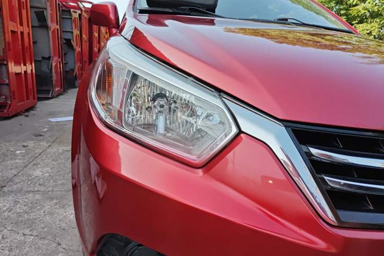Used Venucia R50 2015 1.6L Automatic Fashion Edition Right Front Headlight