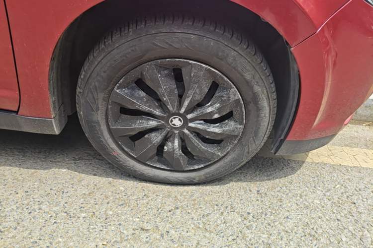 Used Venucia R50 2015 1.6L Automatic Fashion Edition Right Front Wheel Hub