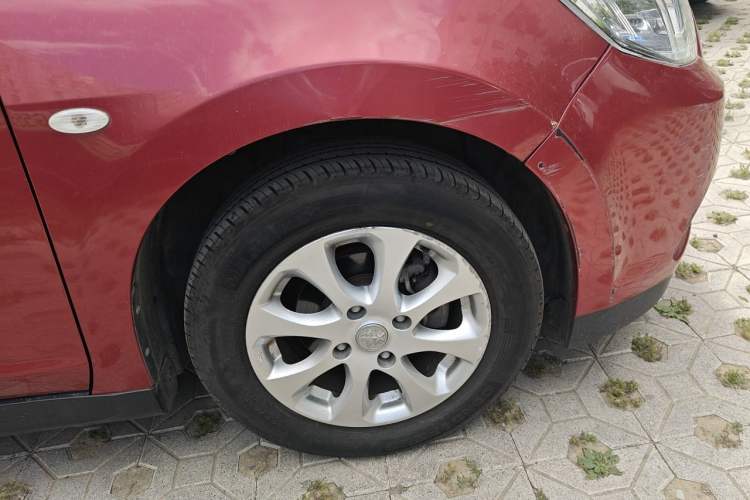Used Venucia R50 2015 1.6L Automatic Luxury Edition Right Front Wheel Hub