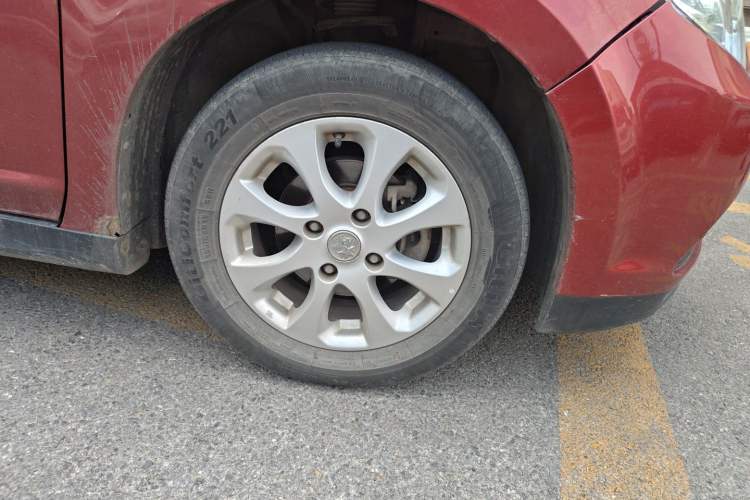 Used Venucia R50 2015 1.6L Automatic Luxury Edition Right Front Wheel Hub