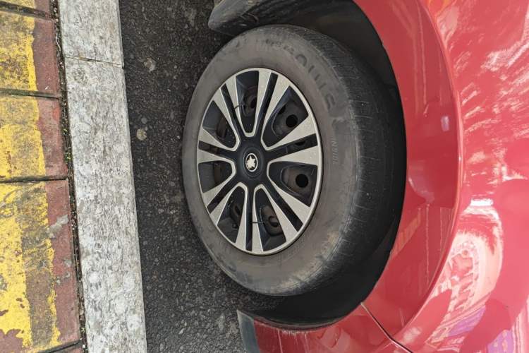 Used Venucia R50 2015 1.6L Automatic Fashion Edition Right Front Wheel Hub