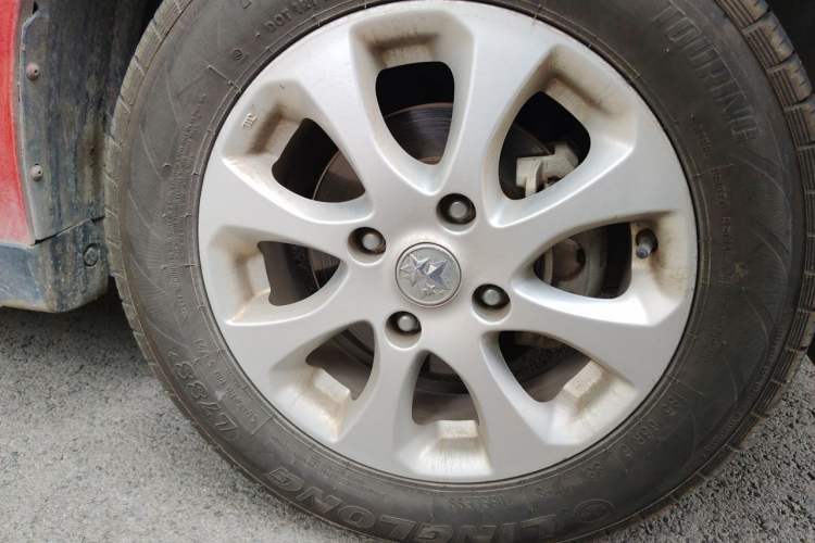 Used Venucia R50 2015 1.6L Manual Luxury Edition Right Front Wheel Hub