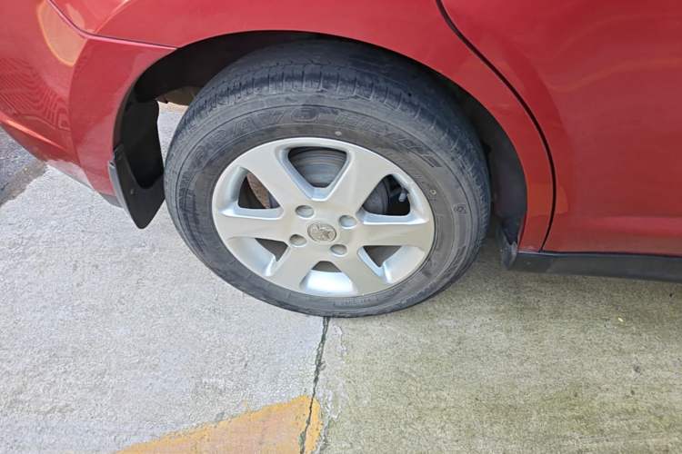 Used Venucia R50 2015 1.6L Automatic Fashion Edition Right Rear Wheel Hub