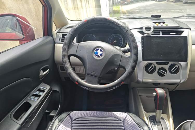 Used Venucia R50 2015 1.6L Automatic Fashion Edition Steering Wheel