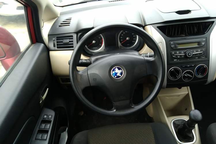 Used Venucia R50 2015 1.6L Manual Fashion Edition Steering Wheel