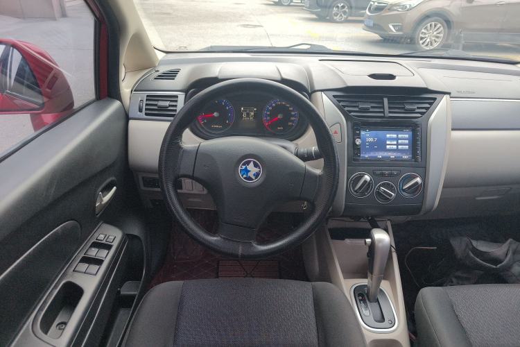 Used Venucia R50 2015 1.6L Automatic Fashion Edition Steering Wheel