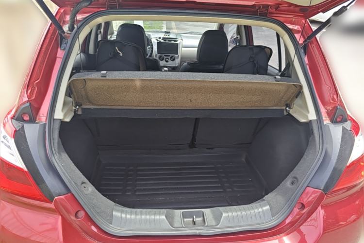 Used Venucia R50 2015 1.6L Automatic Fashion Edition Trunk