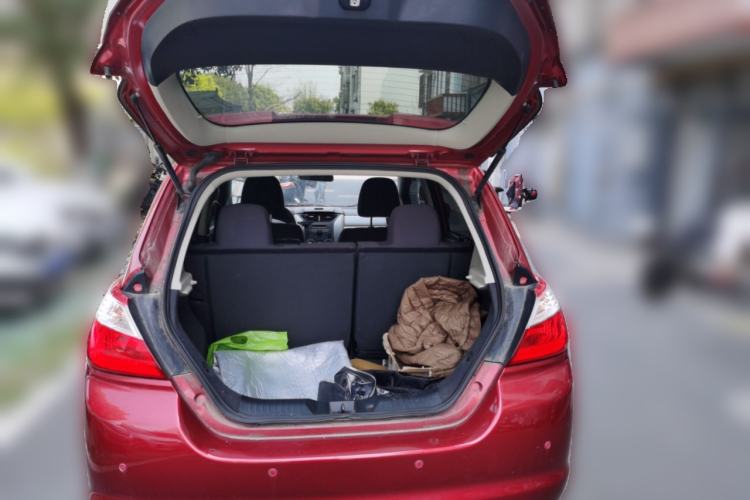 Used Venucia R50 2015 1.6L Automatic Fashion Edition Trunk