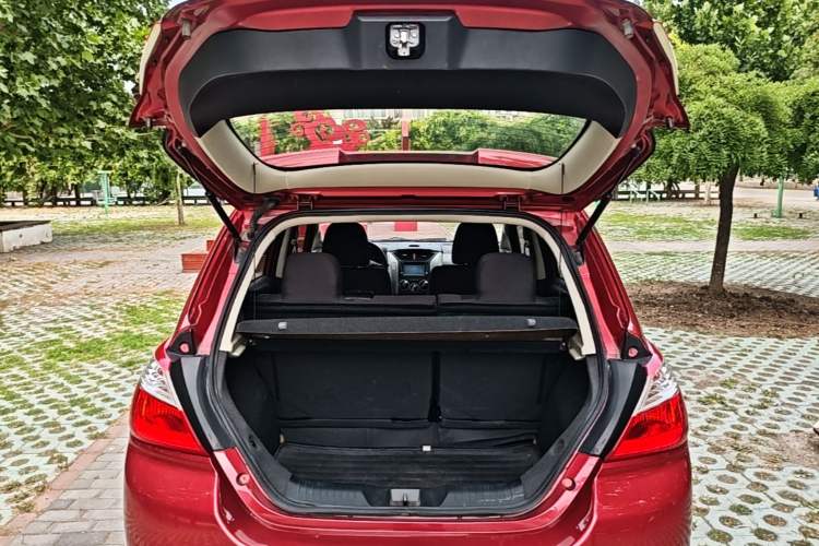 Used Venucia R50 2015 1.6L Automatic Fashion Edition Trunk