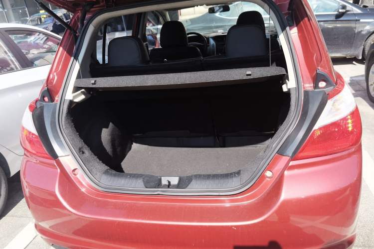Used Venucia R50 2015 1.6L Automatic Fashion Edition Trunk