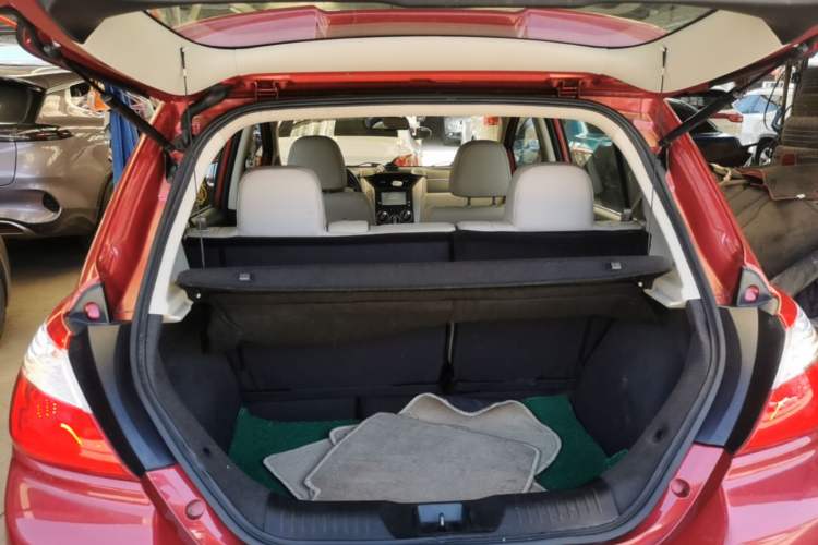 Used Venucia R50 2015 1.6L Automatic Luxury Edition Trunk
