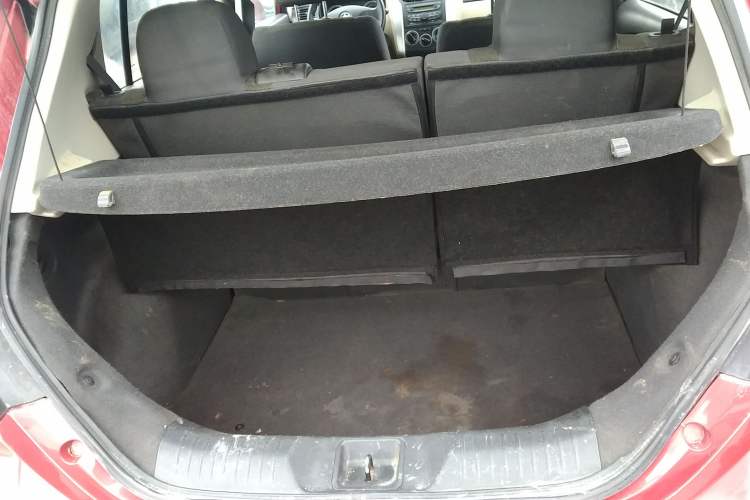 Used Venucia R50 2015 1.6L Manual Fashion Edition Trunk