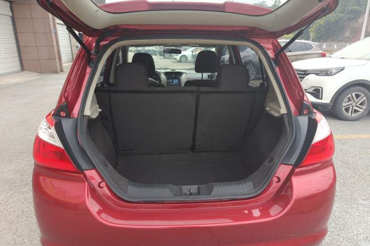 Used Venucia R50 2015 1.6L Automatic Fashion Edition Trunk