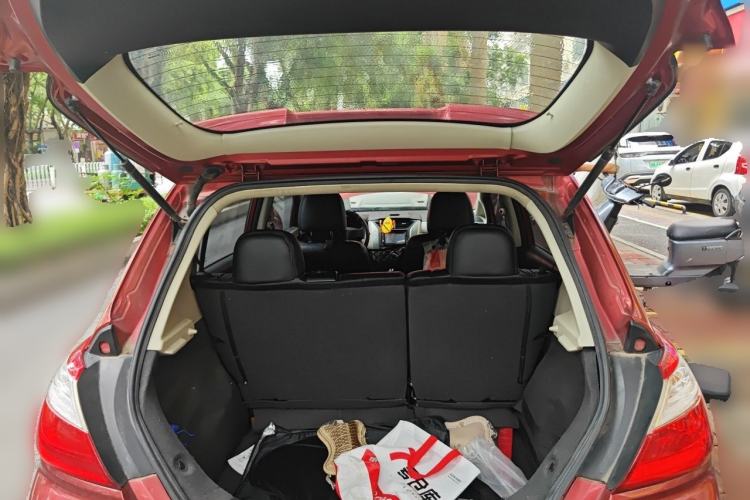 Used Venucia R50 2015 1.6L Automatic Fashion Edition Trunk