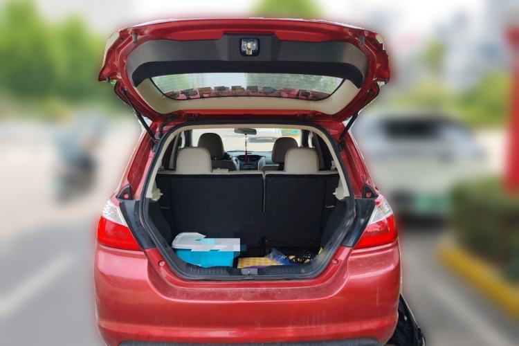 Used Venucia R50 2015 1.6L Manual Luxury Edition Trunk