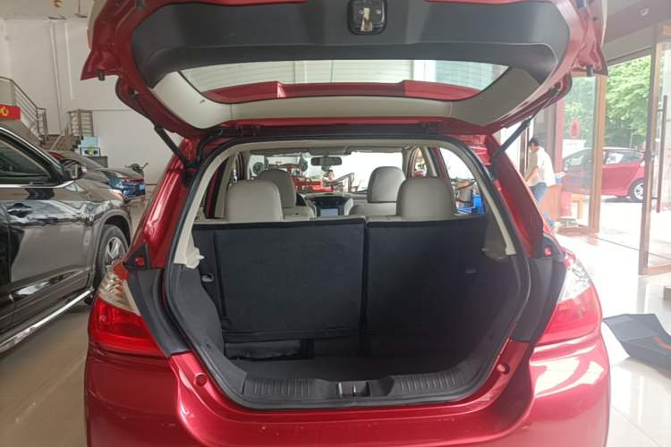 Used Venucia R50 2015 1.6L Automatic Luxury Edition Trunk