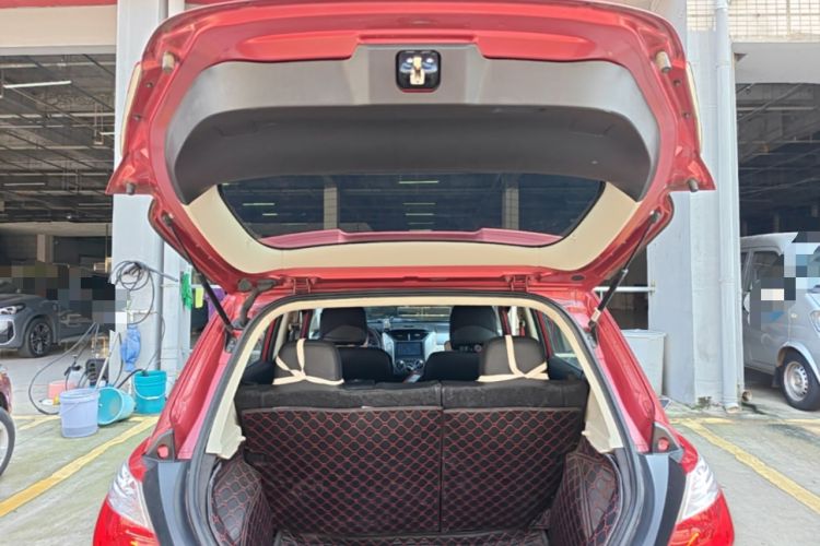Used Venucia R50 2015 1.6L Automatic Fashion Edition Trunk