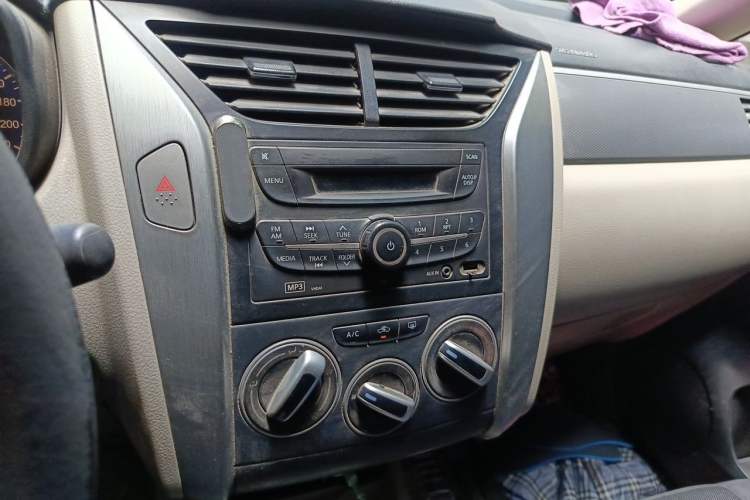 Used Venucia R50 2015 1.6L Manual Fashion Edition Audio And AC Panel