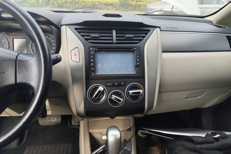 Used Venucia R50 2015 1.6L Automatic Fashion Edition Audio And AC Panel
